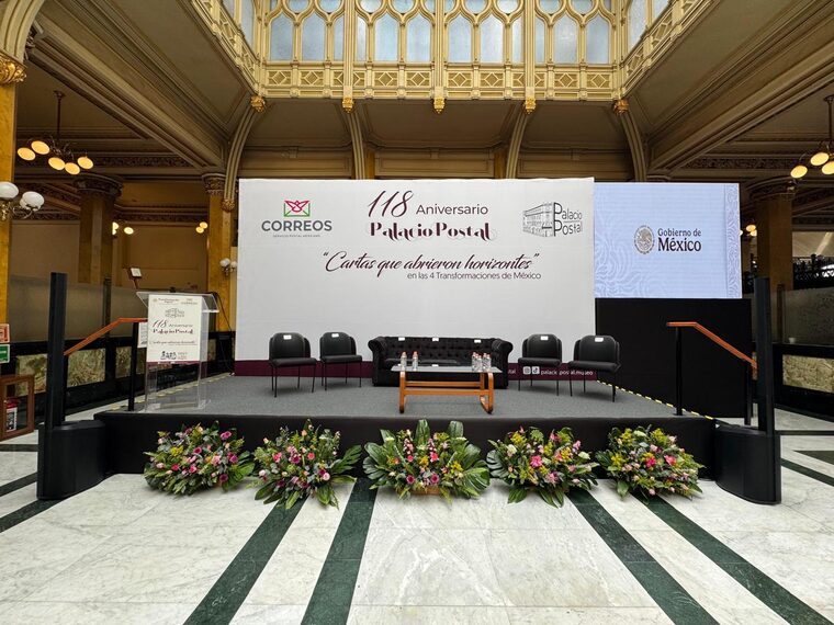 Escenario institucional en recinto historico
