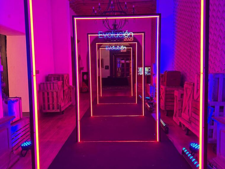 Tunel de luz como acceso a evento corporativo