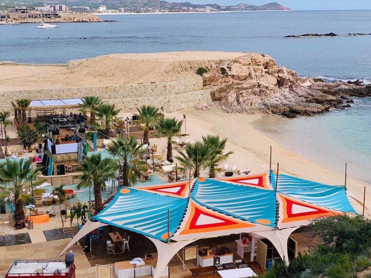 Pabellon de playa con velaria de marca y lounge