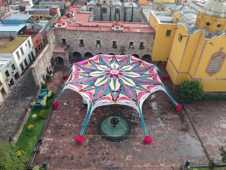 Velaria monumental sobre plaza historica