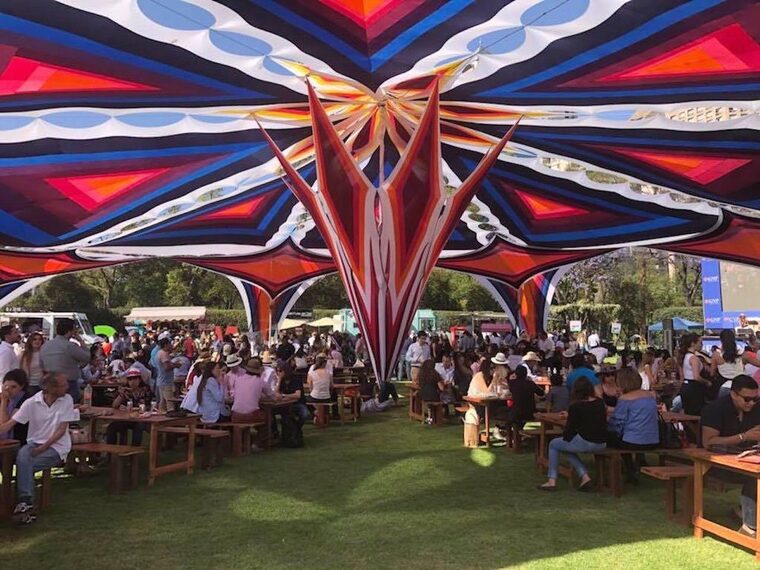 Estructura de sombra y mobiliario para festival gastronomico