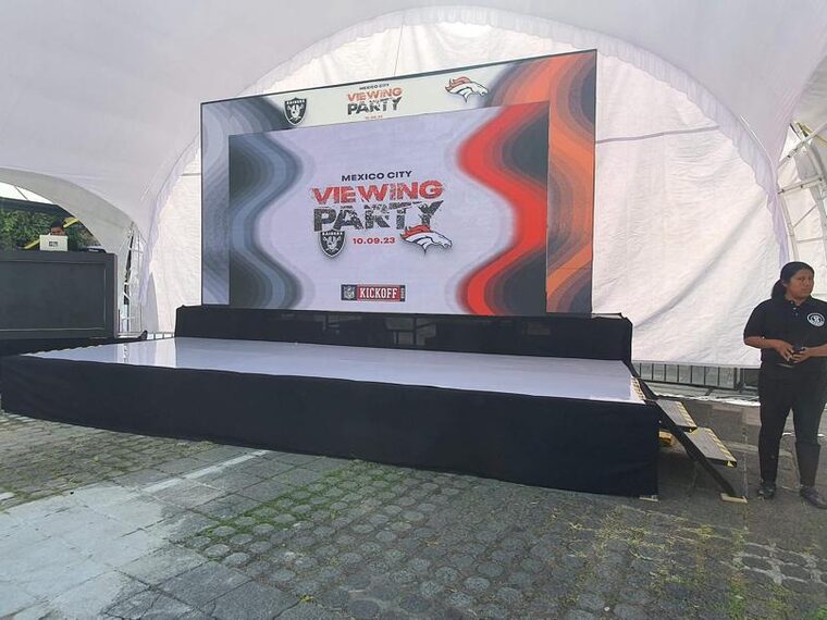 Domo con escenario y pantalla para viewing party