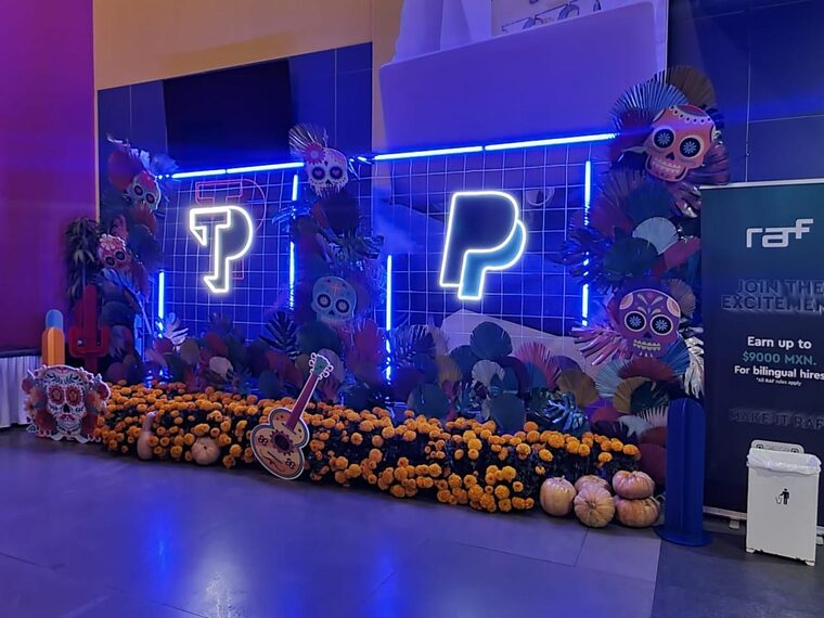 Ofrenda de Dia de Muertos con neon para lobby corporativo