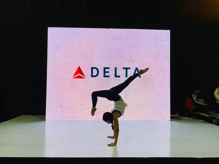 Pantalla LED de piso a techo en activacion de marca