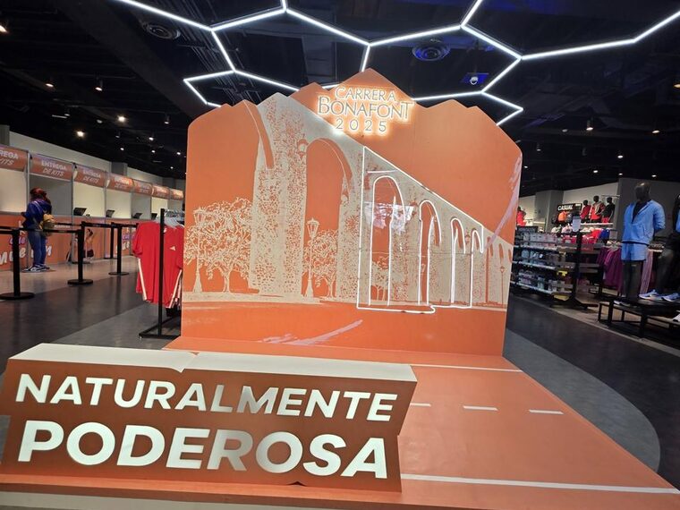 Stand escultorico con iluminacion hexagonal en expo