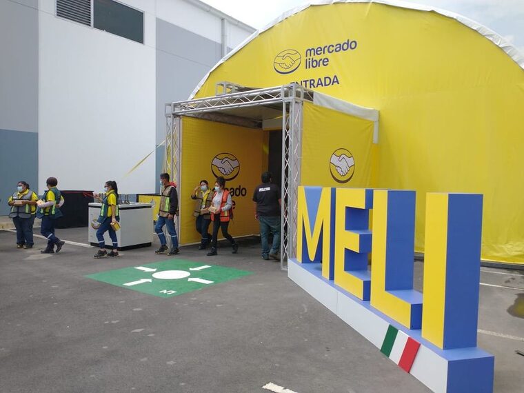 Acceso y fachada de stand en expo